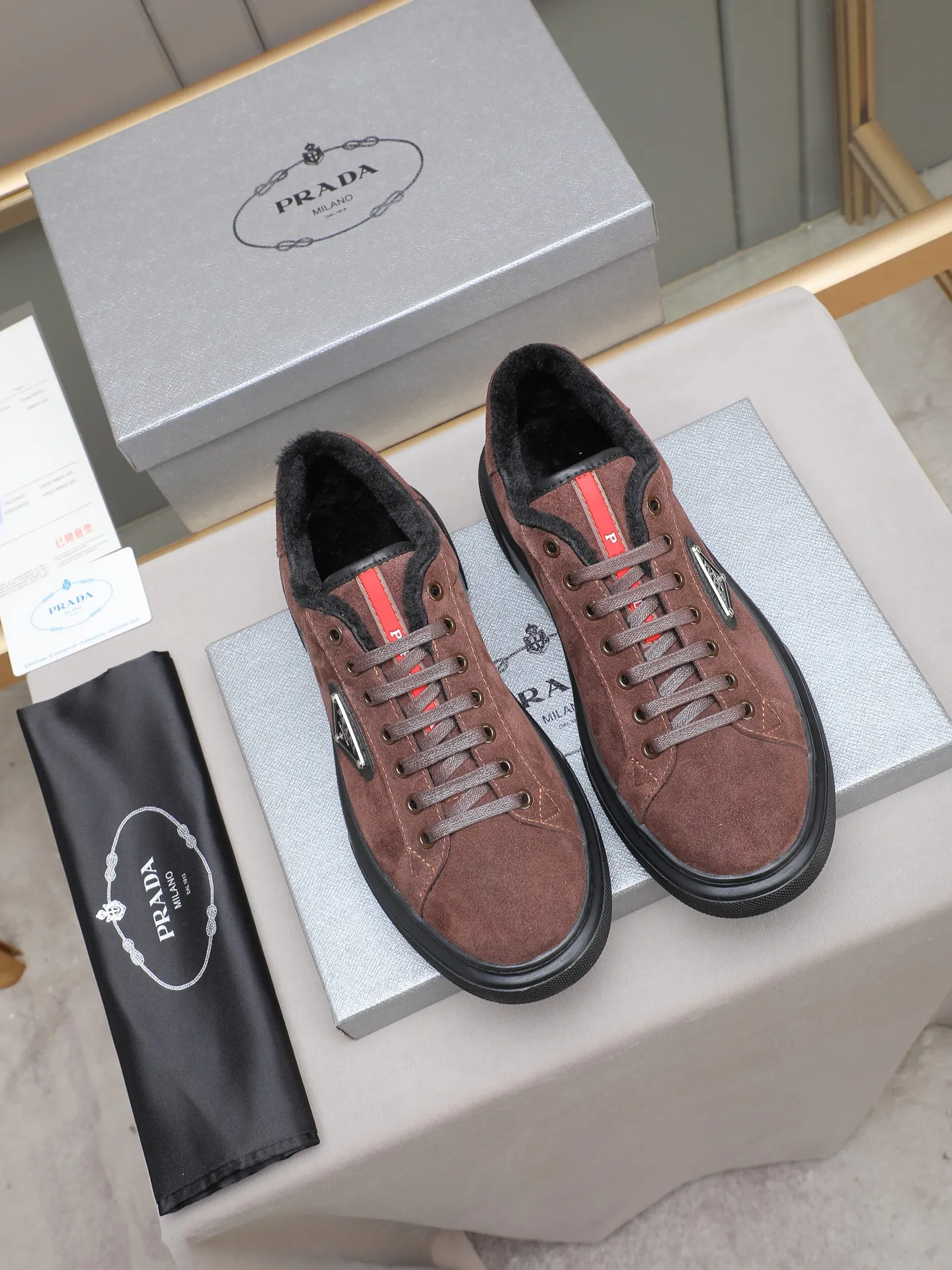 PP440 Prada/Prada men's new casual shoes, this upper is made of imported calfskin + velvet lining! The outside is decorated with the P family's classic metal triangle enamel logo, and the outsole is made of non-slip sports foam ultra-light outsole, which feels good on the feet and is a fashionable and fashionable item! Four colors to choose from!  Size: 38-44 (45 customized)